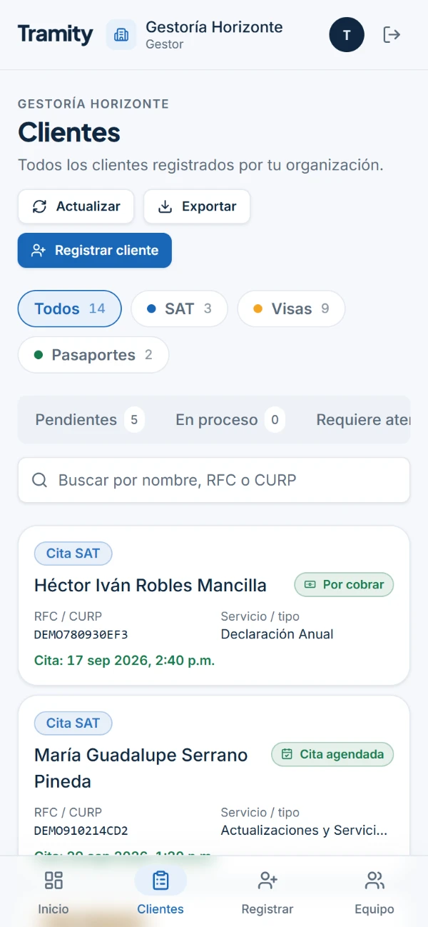 El panel en el teléfono: los clientes de la gestoría, en tarjetas.