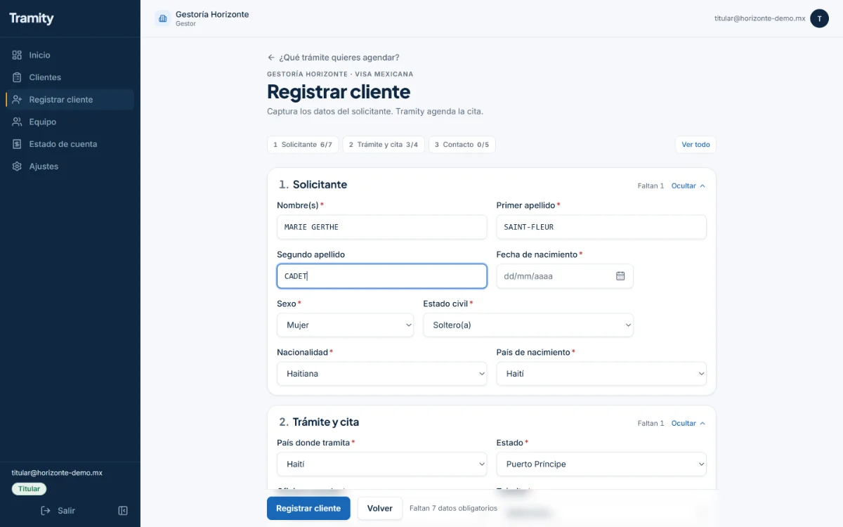 Formulario guiado para registrar a un cliente, con los datos que pide su trámite.